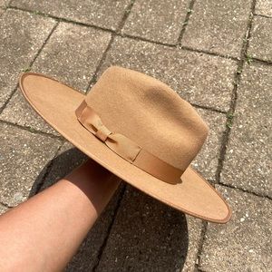 Almost new Lack of Color Teak Rancher